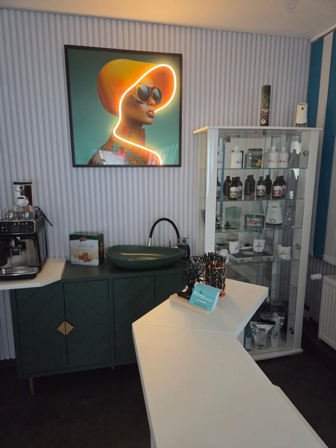 Simone´s Wohlfühleck - Fußpflege, Kosmetik & Spa - Kosmetikablage, Spüle, Kaffeemaschine