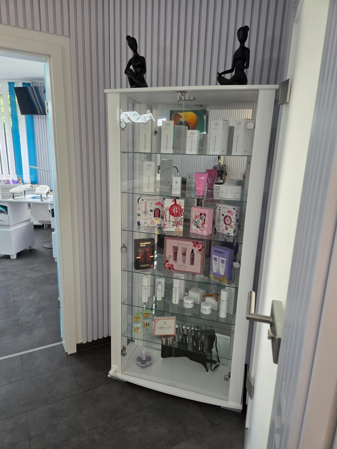 Simone´s Wohlfühleck - Fußpflege, Kosmetik & Spa - Kosmetikregal