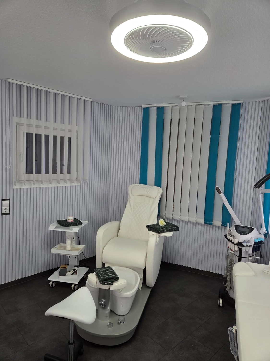 Simone´s Wohlfühleck - Fußpflege, Kosmetik & Spa - Pedikürestuhl